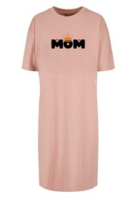 Růžové bavlněné šaty s krátkým rukávem, zdobené černým nápisem "MOM" a korunkovým vzorem v oranžové barvě, doplněné malými růžovými srdíčky.