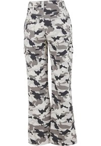 Pantalones cargo de camuflaje en tonos de gris y negro, con un diseño de pierna ancha, múltiples bolsillos y una textura de tela resistente.