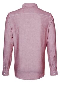 Camicia a maniche lunghe con bottoni, in tessuto rosso chiaro con una sottile trama, colletto a punta e dettagli di cucitura bianca. Include polsi con bottoni.