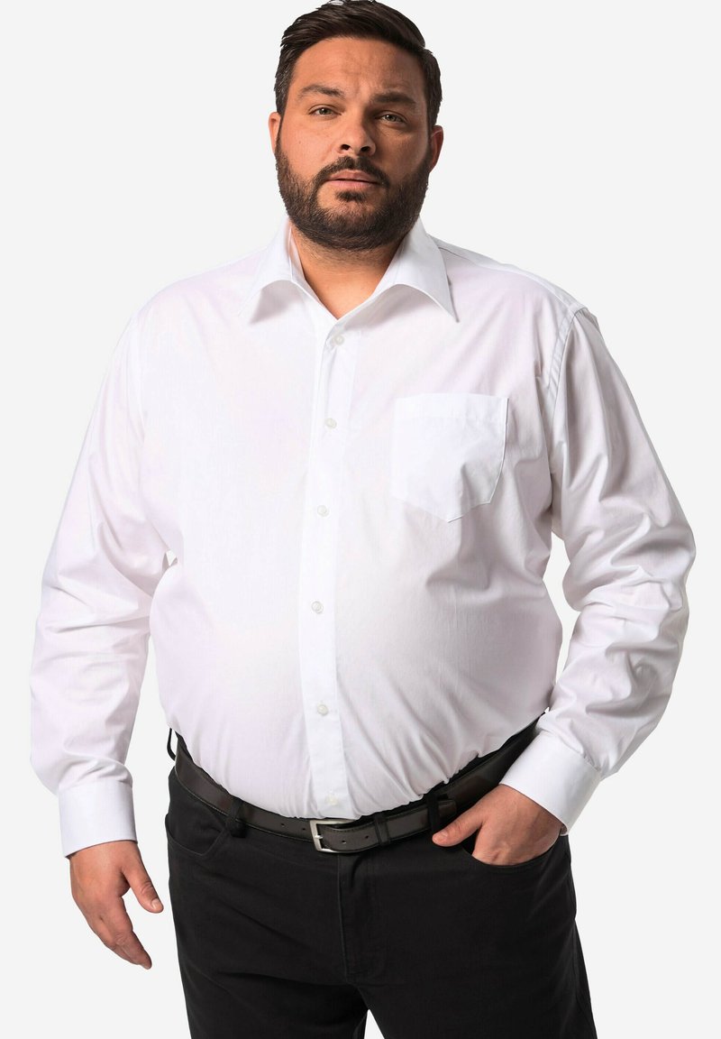 Witte longsleeve shirt met knoopsluiting aan de voorkant, voorzien van een borstzak en contrasterende manchetten, gecombineerd met donkere broeken en een zwarte riem.