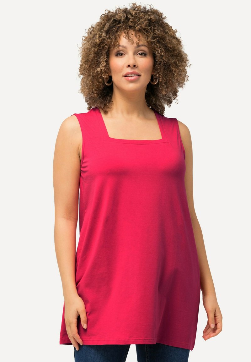 Top sin mangas magenta con escote cuadrado, hecho de una tela suave, con un corte relajado que cae ligeramente sobre el cuerpo.