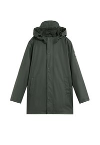 Chaqueta impermeable verde oscuro con capucha, cierre de botones a presión, dos bolsillos laterales y una textura suave. Presenta acentos de diseño mínimos.