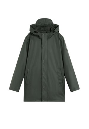 Chaqueta impermeable verde oscuro con capucha, cierre de botones a presión, dos bolsillos laterales y una textura suave. Presenta acentos de diseño mínimos.
