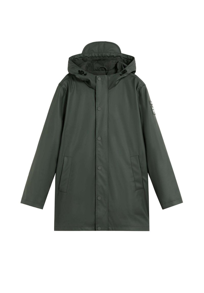 Chaqueta impermeable verde oscuro con capucha, cierre de botones a presión, dos bolsillos laterales y una textura suave. Presenta acentos de diseño mínimos.