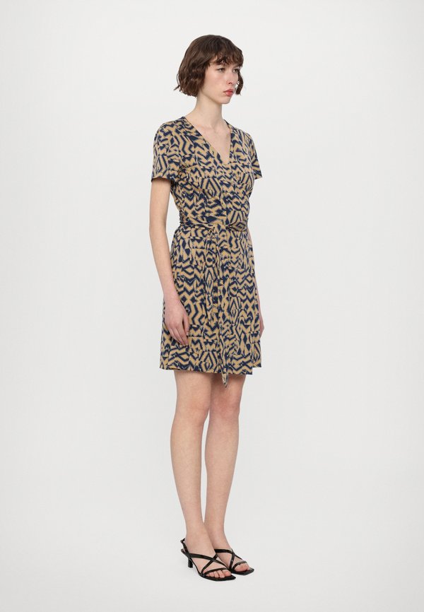 JULIAN SHORT SLEEVE WRAP DRESS - Jersey dress - troy maze geige2