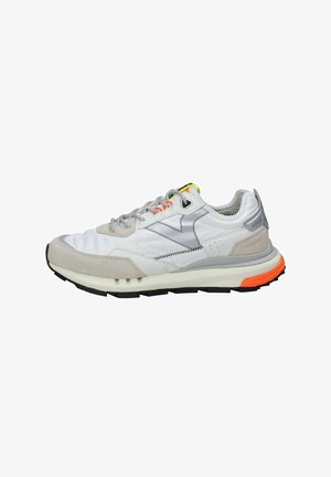 Zapatillas blancas con una combinación de materiales de cuero y ante, que presentan acentos grises, detalles en neón naranja y una suela texturizada.
