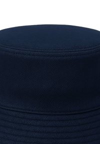 Chapeau seau bleu marine en tissu texturé avec un dessus rond et plat et des bandes horizontales cousues en alternance. Finition lisse sans accents visibles.