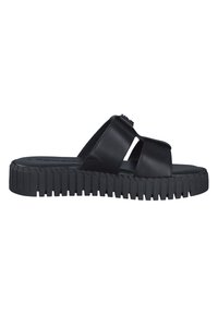 Sandali in pelle nera con fasce incrociate, suola spessa etexturizzata e un leggero tacco per un maggiore comfort.