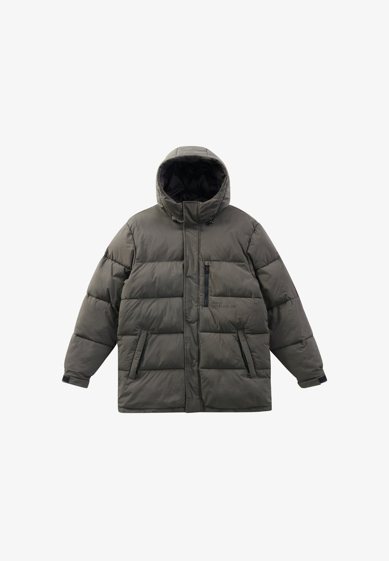 Puffjacka i mörk olivgrön, med huva, zip-front, två sidofickor och sydd paneldesign för isolering.