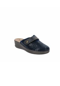 Scarpa blu navy slip-on con design floreale testurizzato, cinturino regolabile e tacco a zeppa basso. Realizzata in pelle con soletta imbottita.