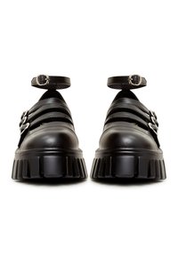 Pantofi platform negri cu curele late, cataramă la glezne și tălpi groase, texturate. Material din piele netedă cu un finisaj elegant și multiple accesorii din metal.