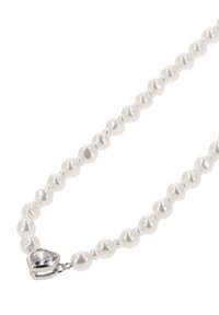 Naszyjnik z pereł z naprzemiennie błyszczącymi i matowymi białymi koralikami, z srebrnym zapięciem w kształcie serca i pojedynczym błyszczącym kamieniem jako akcentem.