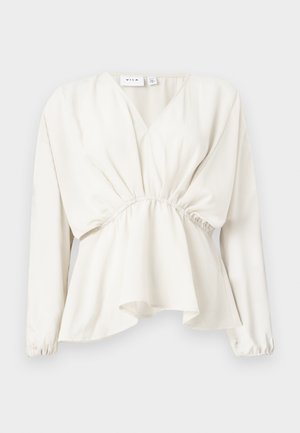 Witte blouse met lange mouwen, elastische taille, V-hals en een uitlopende zoom, weergegeven op een effen neutrale achtergrond.