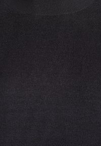 Zbliżenie czarnej dzianiny z prążkowanym dekoltem, ukazujące drobną teksturę i detale splotu.