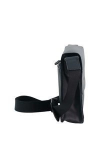Borsa a tracolla nera con superficie liscia, tracolla regolabile e design rettangolare sottile. Non presenta hardware visibile.