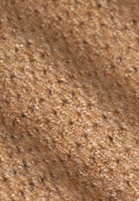 Tissu en tricot marron avec un motif texturé, présentant de petites boucles surélevées et des nuances de marron variées pour donner de la profondeur. Surface douce et duveteuse.