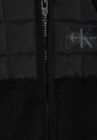 Calvin Klein Jeans NEWBORN MIX MEDIA HOODED UNISEX - Forro polar - black