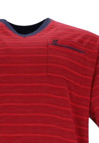 Rood gestreept T-shirt met korte mouwen en een V-hals, met marineblauwe accenten bij de kraag. Beschikt over een kleine borstzak met blauwe rand.
