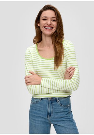 Chemise à manches longues de couleur vert clair avec des rayures blanches, décolleté arrondi et design ajusté. Associée à un jean bleu. Texture en coton douce.