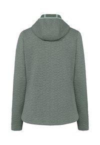 Gequilted groene jas met een capuchon, voorzien van een textuurpatroon en een lichtblauwe accent langs de halslijn. Glad materiaal, rechte snit.