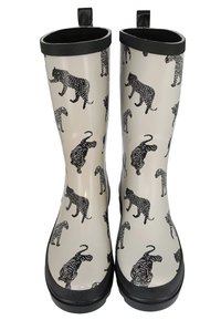 Bottes en caoutchouc pour la pluie à imprimé animal noir et gris avec un corps beige brillant, des semelles noires texturées et des languettes pour un enfilage facile.