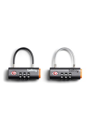 Zwei Bellroy-Kombinationsschlösser mit schwarzen und silbernen geflochtenen Kabeln, jeweils auf den Code "321" eingestellt, auf weißem Hintergrund.