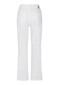 Jean en denim blanc coupe droite, cinq poches, et un accent logo sur la ceinture arrière. Texture lisse et design épuré.