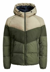 Padded jacket w zielonych odcieniach z beżową górną częścią, z kapturem, zamkiem błyskawicznym z przodu i bocznymi kieszeniami. Teksturowana tkanina i pikowany wzór.