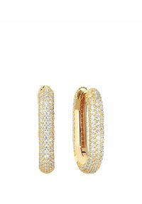 Guldörhängen i form av ringar, utsmyckade med små, klara ädelstenar. De har en texturerad yta på utsidan och en slät inre ring som reflekterar ljus.