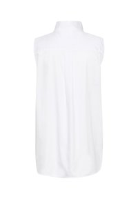 Blouse blanche sans manches avec un col montant et des détails plissés sur le devant, conçue pour une coupe ample.