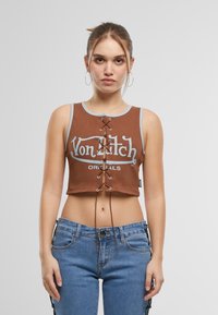 Brun cropped tank top med blå kant, med snøring foran og "Von Dutch Originals" trykt i hvitt.