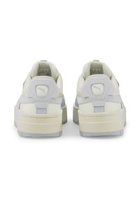 Sneaker alb și gri deschis, cu un material texturat, guler căptușit și un logo distinctiv pe toc, având o talpă groasă din cauciuc.