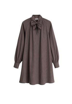 Brązowa sukienka w kratę z długim rękawem, dużą kokardą przy dekolcie i mankietami, luźna sylwetka w kształcie litery A.