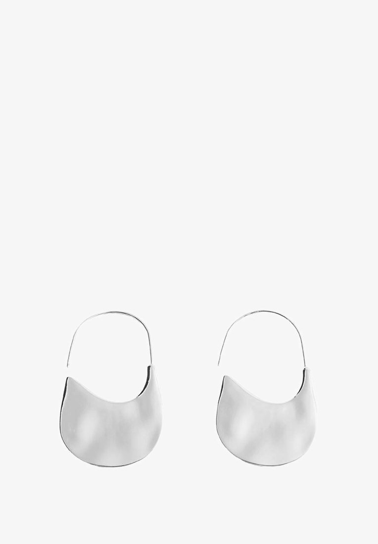 Orecchini a cerchio in argento con un design curvo e avanguardistico, caratterizzati da una superficie liscia e lucida e una chiusura a filo aperto minimalista.