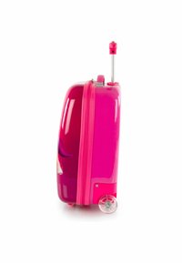 Maleta rígida rosa con acabado brillante, un mango telescópico y dos ruedas transparentes. Presenta un diseño de acento morado en la parte frontal.