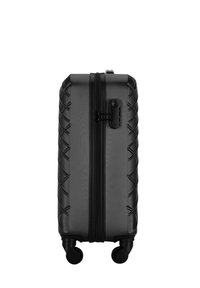 Valise rigide noire avec quatre roues pivotantes, fermeture éclair et cadenas à combinaison intégré sur le côté.