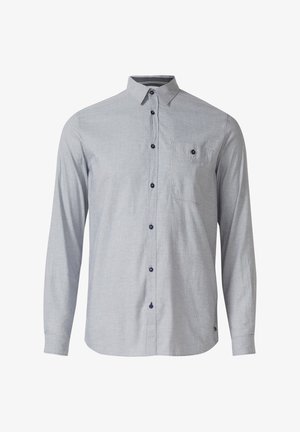 Jasnoniebieska, długorękawowa koszula zapinana na guziki z kołnierzykiem i pojedynczą kieszenią na piersi, z ciemnymi guzikami z przodu i na kieszeni.