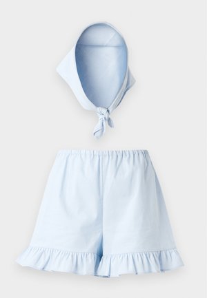 Lysblå bomulds shorts med en rynket kant, parret med et matchende rynket hovedskærf, begge lavet af blødt, let stof.