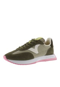 Grön och beige sneaker i mocka och meshmaterial, vit accentlogotyp, rosa gummisula och vadderad krage för komfort.