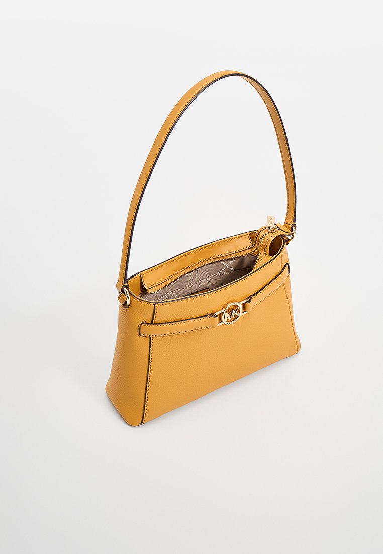 Geel leren handtas met een gestructureerd ontwerp. Heeft een ronde handgreep, metalen logo-accent en een ritssluiting. Het interieur is gevoerd.