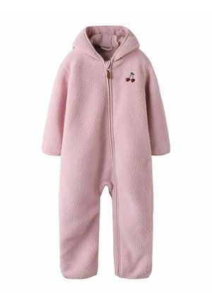 Grenouillère pour bébé en polaire rose avec capuche, fermeture éclair à l'avant et petit détail brodé de cerise sur la poitrine.