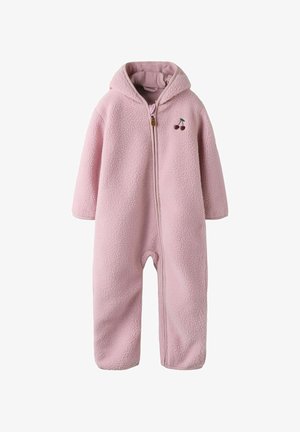 Roza otroški kombinezon iz flisa s kapuco, z zadrgo spredaj in majhno vezeno češnjevo podrobnostjo na prsih.