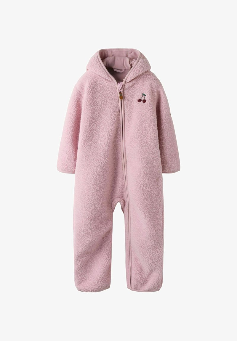 Różowy polarowy kombinezon dla niemowląt z kapturem, zamkiem błyskawicznym z przodu oraz małym haftowanym detalem w postaci wisienki na piersi.