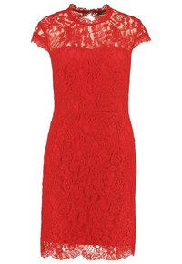 Robe en dentelle rouge avec manches courtes, col montant et silhouette ajustée ornée de motifs floraux complexes et d'un ourlet festonné.