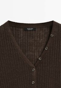 Cardigan en maille côtelée marron foncé avec col en V et cinq boutons alignés, étiqueté Massimo Dutti, fabriqué en Chine.