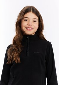 Zwarte fleece pullover met een hoge kraag, voorzien van een kwart ritssluiting en een klein logo op de borst. Zachte textuur en minimalistisch ontwerp.
