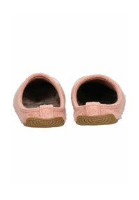 Pantofole rosa in peluche con una texture morbida, parte posteriore rotonda e una suola in gomma marrone leggera. Include un anello cucito sul tallone.