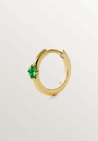 Pendiente de aro dorado con una piedra ovalada verde central, superficie lisa y un diseño de cierre seguro, destacando su acabado pulido.