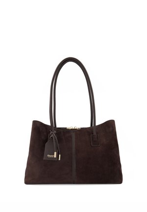 Bolso tote de ante marrón oscuro con dos asas largas y una pequeña etiqueta colgante que muestra el nombre de la marca.