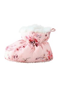 Pantoufle rose à motif floral avec doublure en fausse fourrure blanche, en tissu doux, de forme arrondie et avec un cordon de serrage en haut pour un fit ajusté.